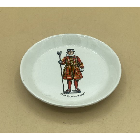Vintage Small 4.5” Plate Chief Yeoman Warder H.M. Tower of London England - Picture 2 of 6